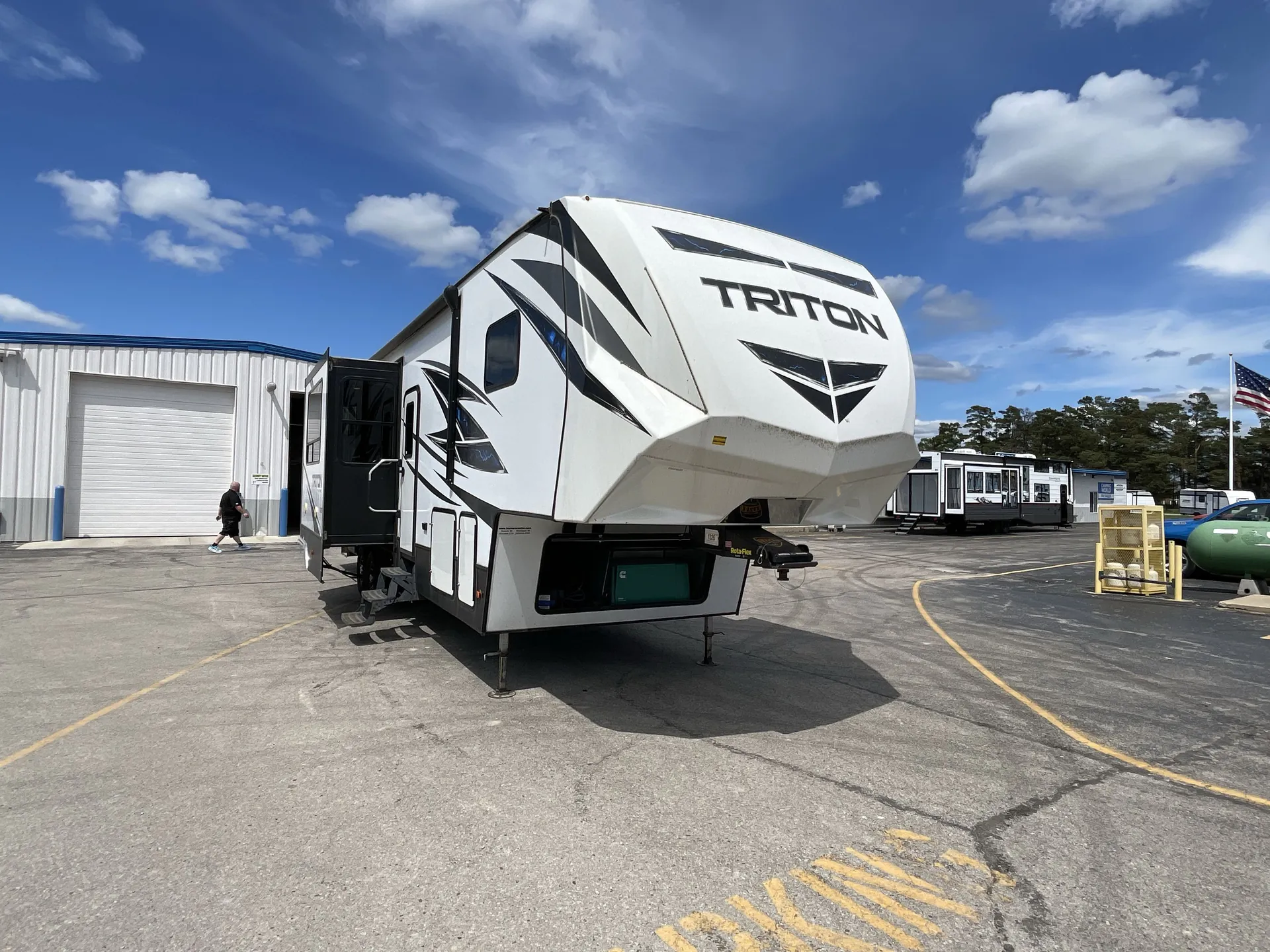2020 dutchmen Triton 3551 - Photo 2
