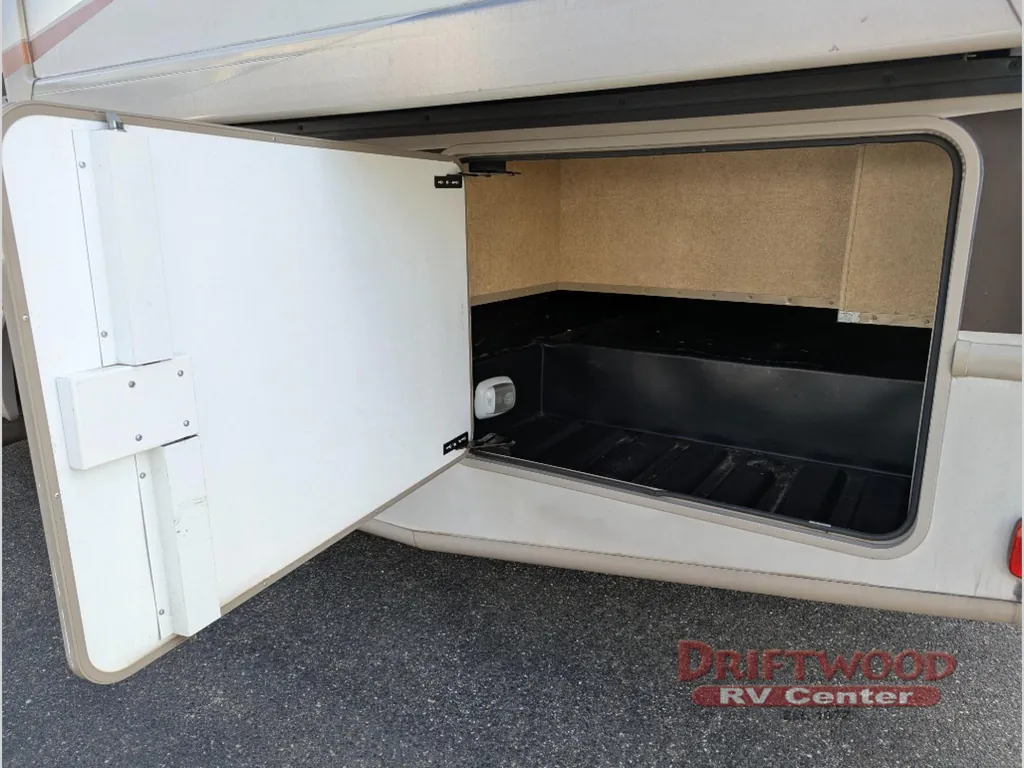 2016 Thor Motor Coach Hurricane 31S, Photos photo 4