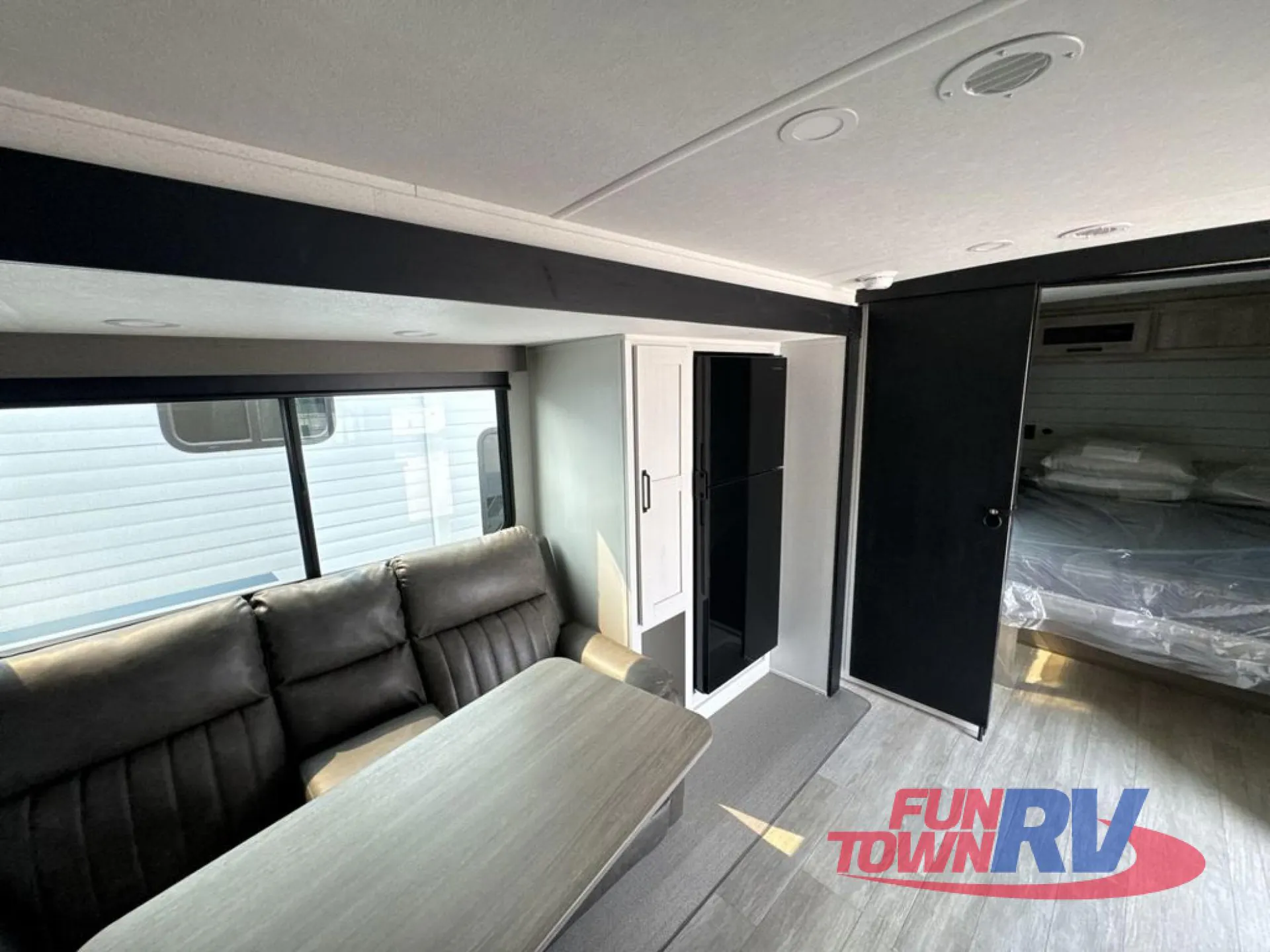 2027 Forest River Solaire 2420RBS — Photo 7