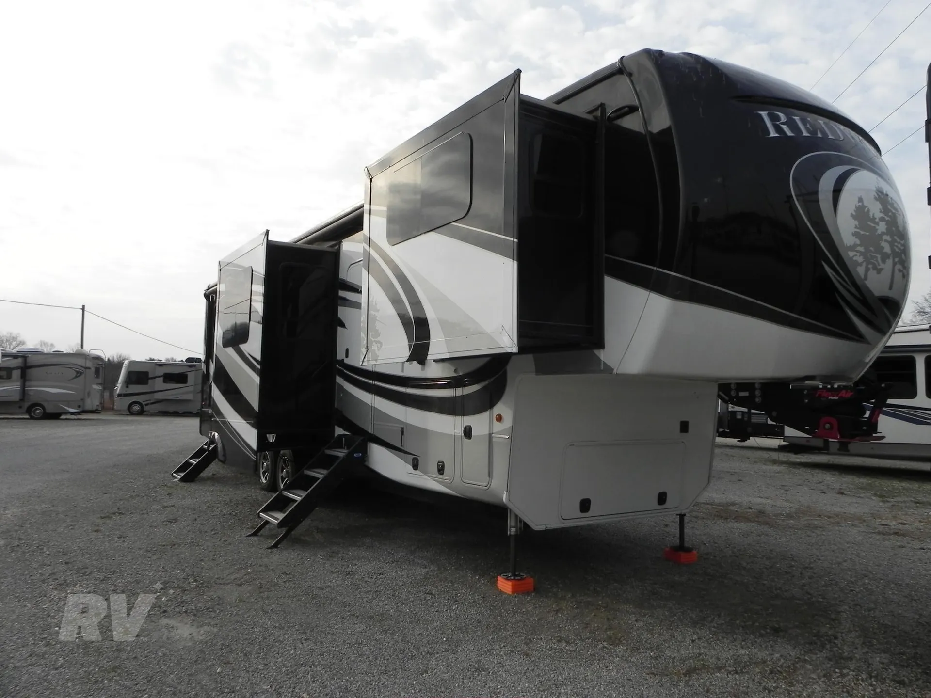 2018 CrossRoads Redwood 3941FL - Photo 2