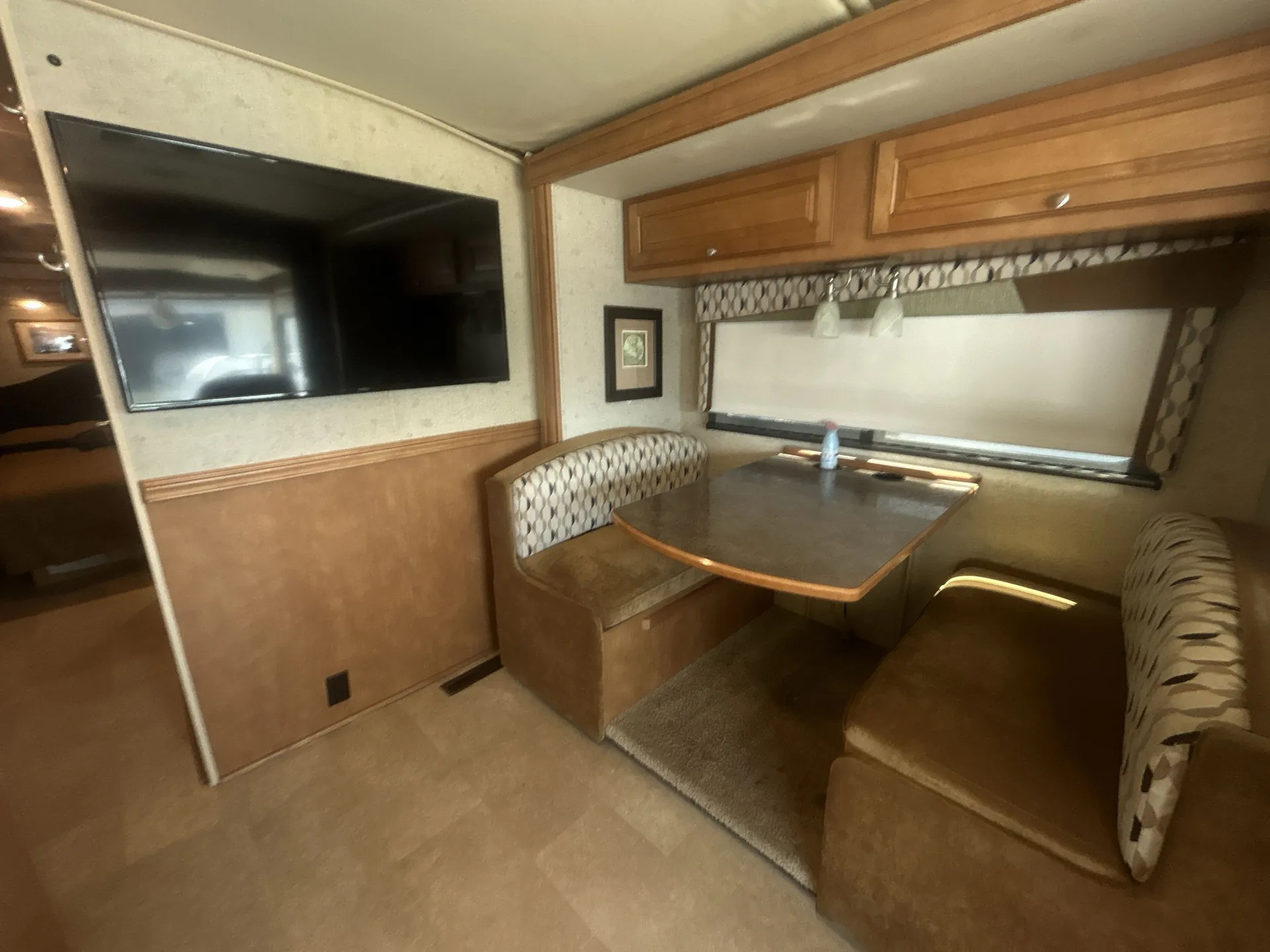 2015 Winnebago Vista 27N — living area main