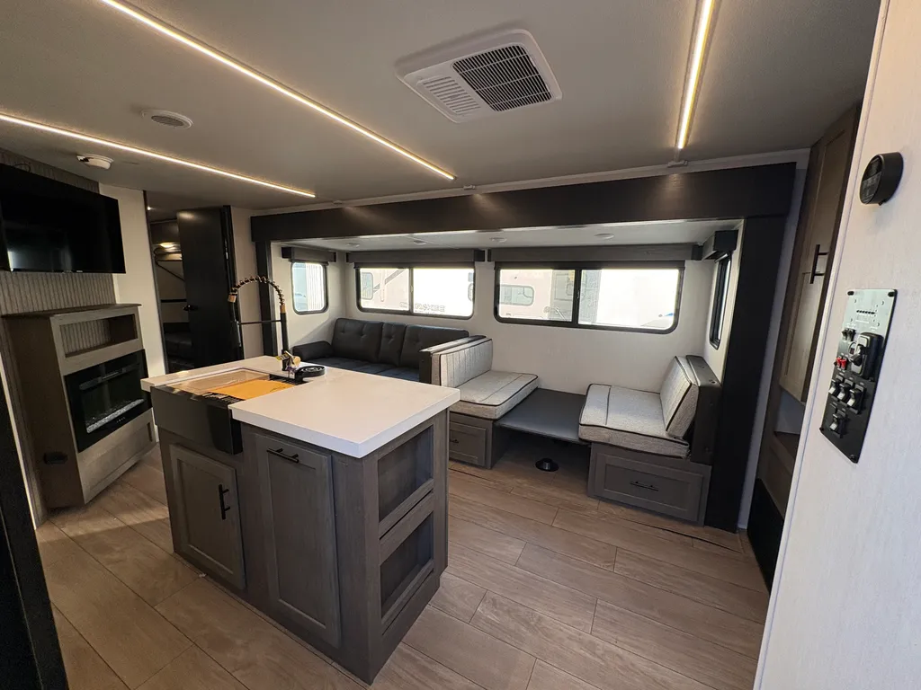 2026 Forest River Cherokee Alpha Wolf 33BH, Photos photo 5