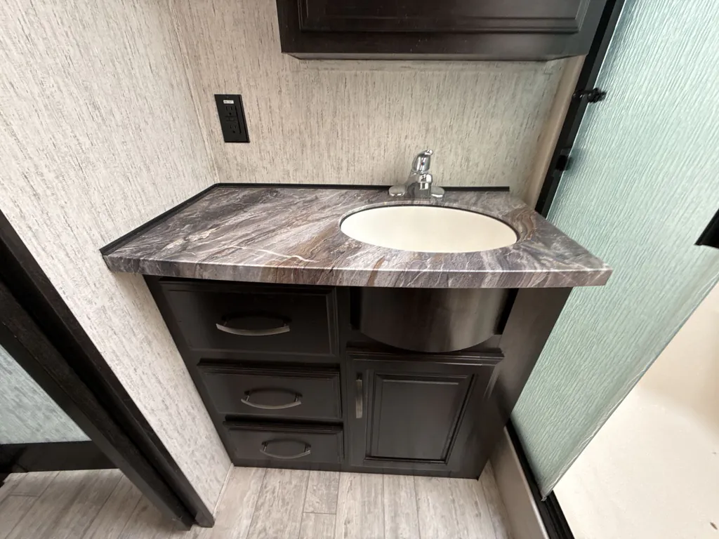 2018 Grand Design Momentum 376TH, Photos photo 25