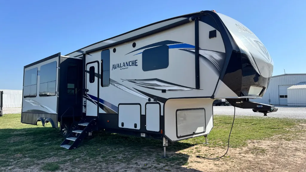 2017 Keystone Avalanche 320RS - Photo 2