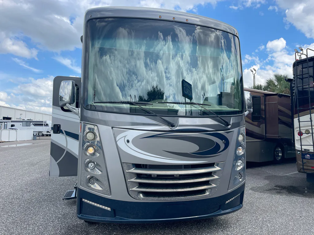 2017 Thor Motor Coach Challenger 37YT, Photos photo 4