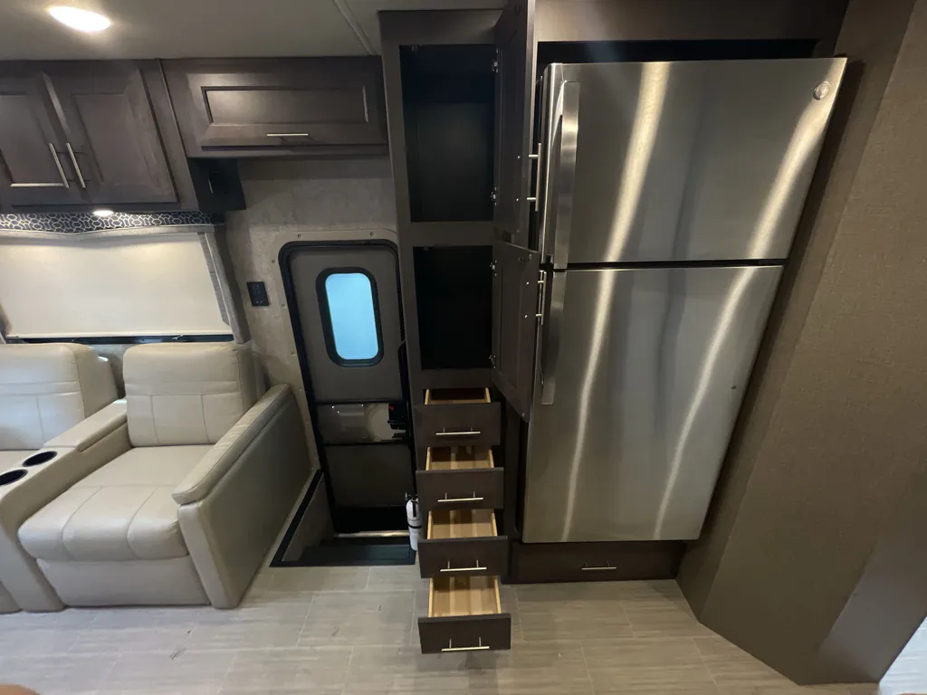 2022 Thor Motor Coach Magnitude RS36, Photos photo 12