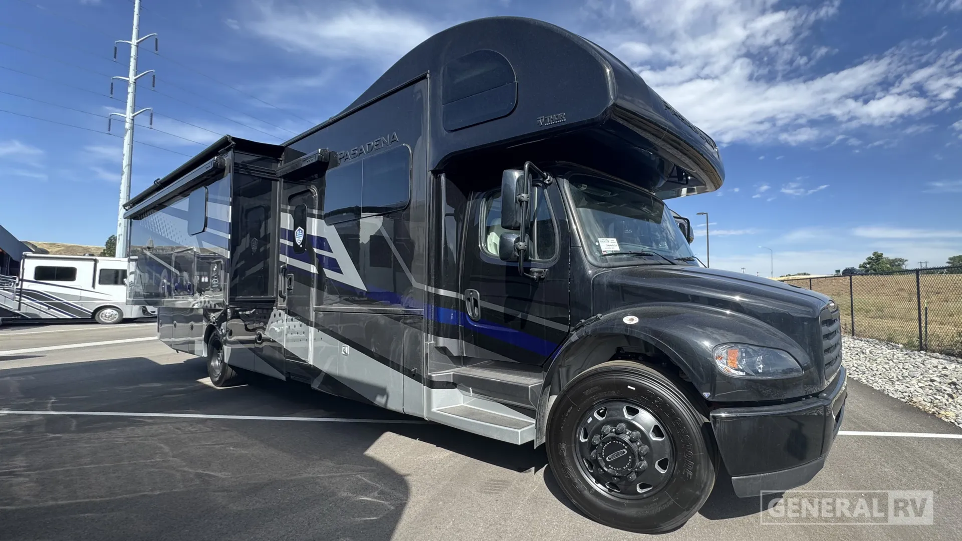 2026 Thor Motor Coach Pasadena 38FX - Photo 2