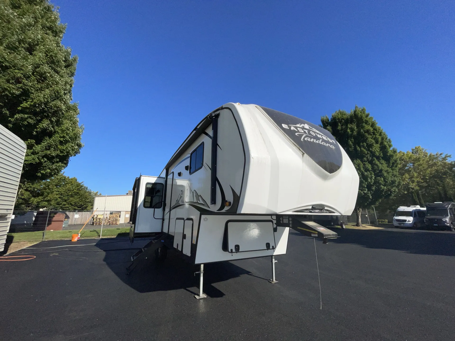 2021 East to West Tandara 285RL - Photo 2