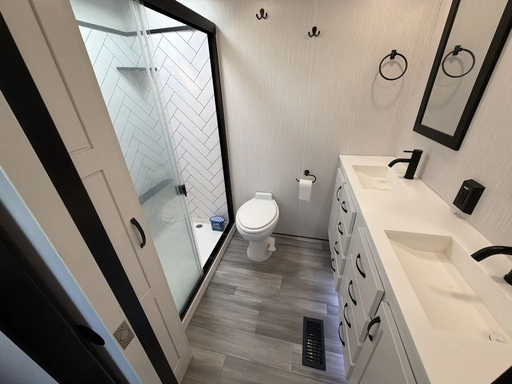 2022 Forest River Cedar Creek Champagne Edition 38EL, Photos photo 17