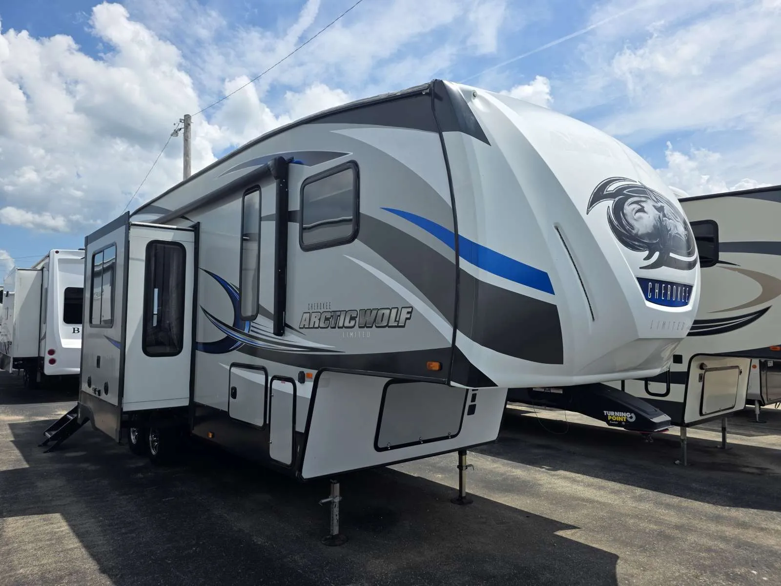2019 Forest River Cherokee Arctic Wolf 305ML6 - Photo 2