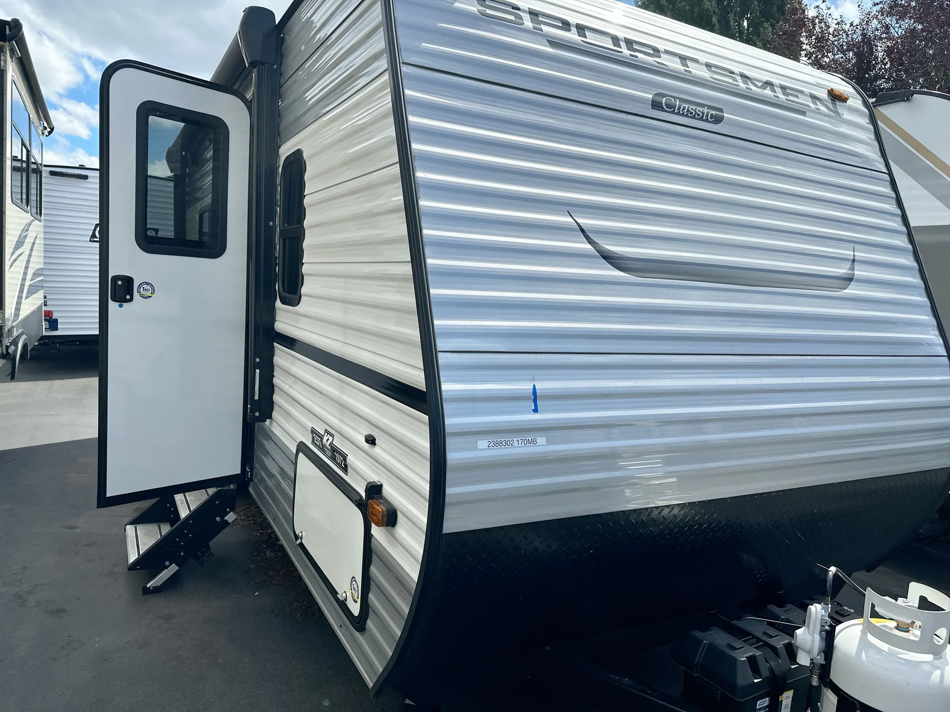 2025 K-Z Rv Sportsmen Classic 170MB - Photo 2
