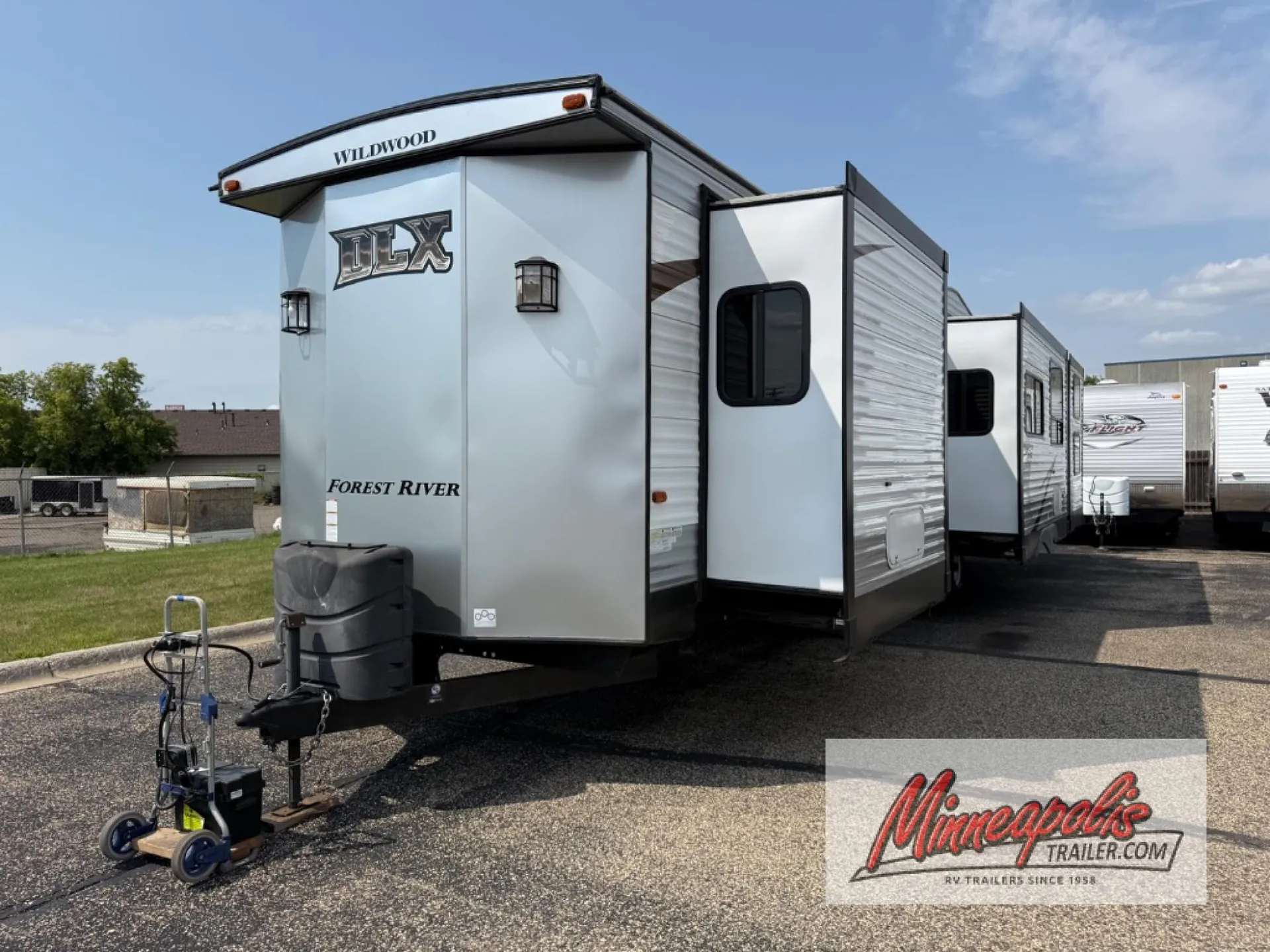 2017 Forest River Wildwood DLX 426-2B - Photo 3