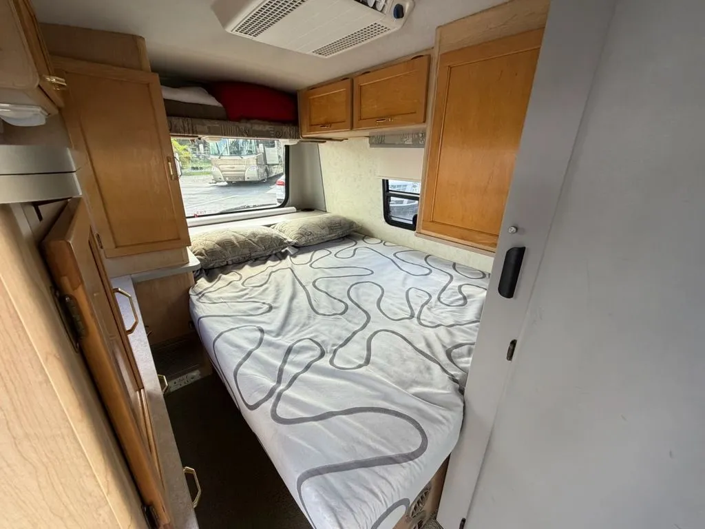 2005 Winnebago Rialta - Photo 3