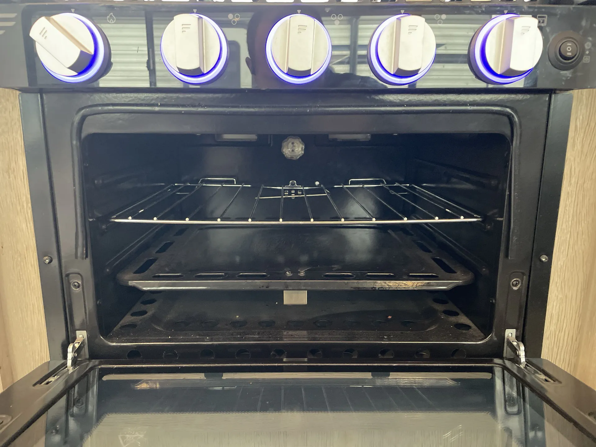 2024 Forest River Wildwood 31KQBTS — stove oven open
