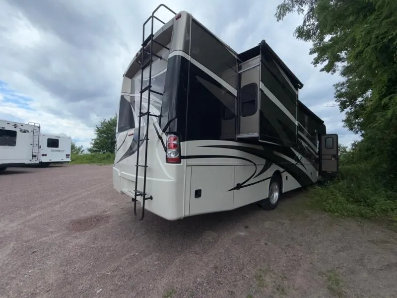 2015 Thor Motor Coach Miramar 34.1 - Photo 3