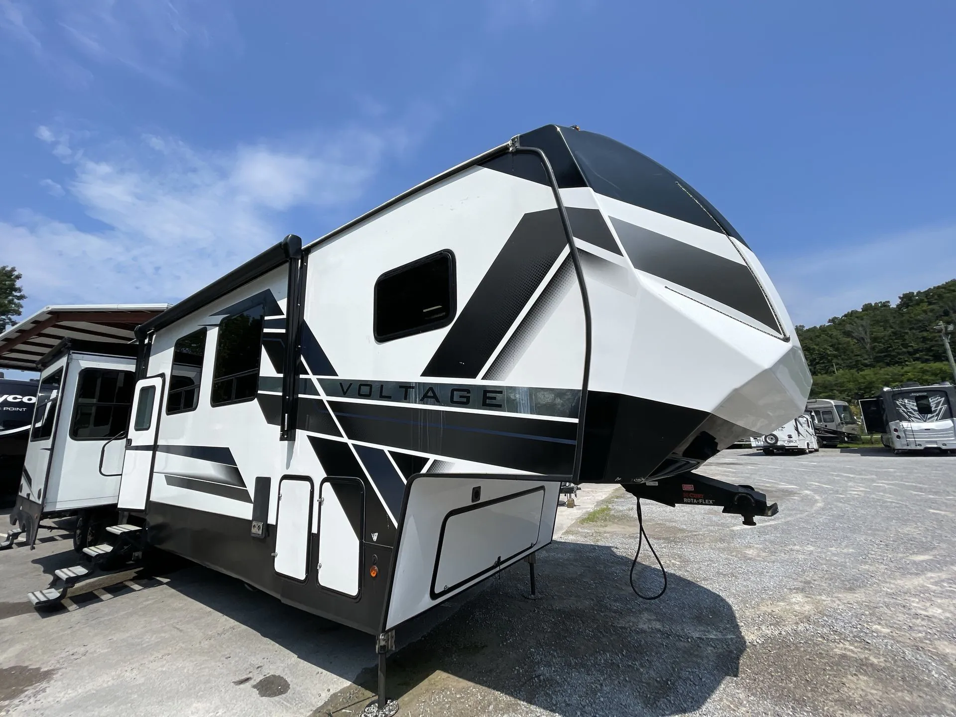 2024 Dutchmen Voltage Triton 4271 - Photo 2