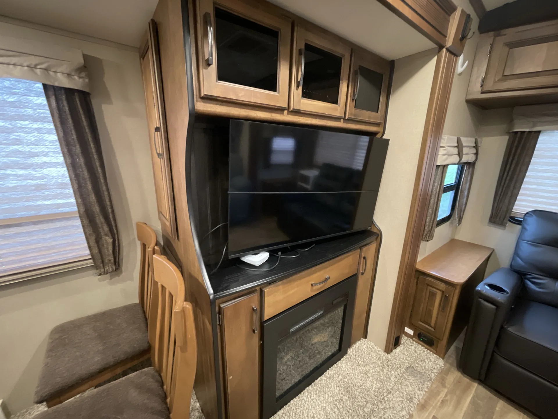 2016 Grand Design Reflection 27RL — entertainment center