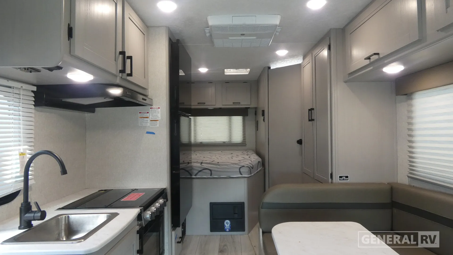 2025 Coachmen Freelander 21QSS - Photo 3