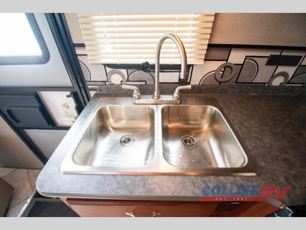2015 Fleetwood Flair 26E, Photos photo 11