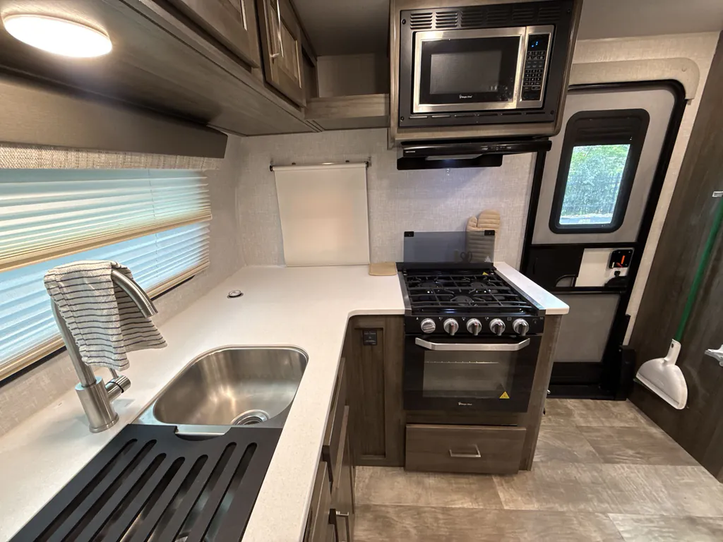 2022 Forest River Flagstaff Micro Lite 25FKS, Photos photo 10