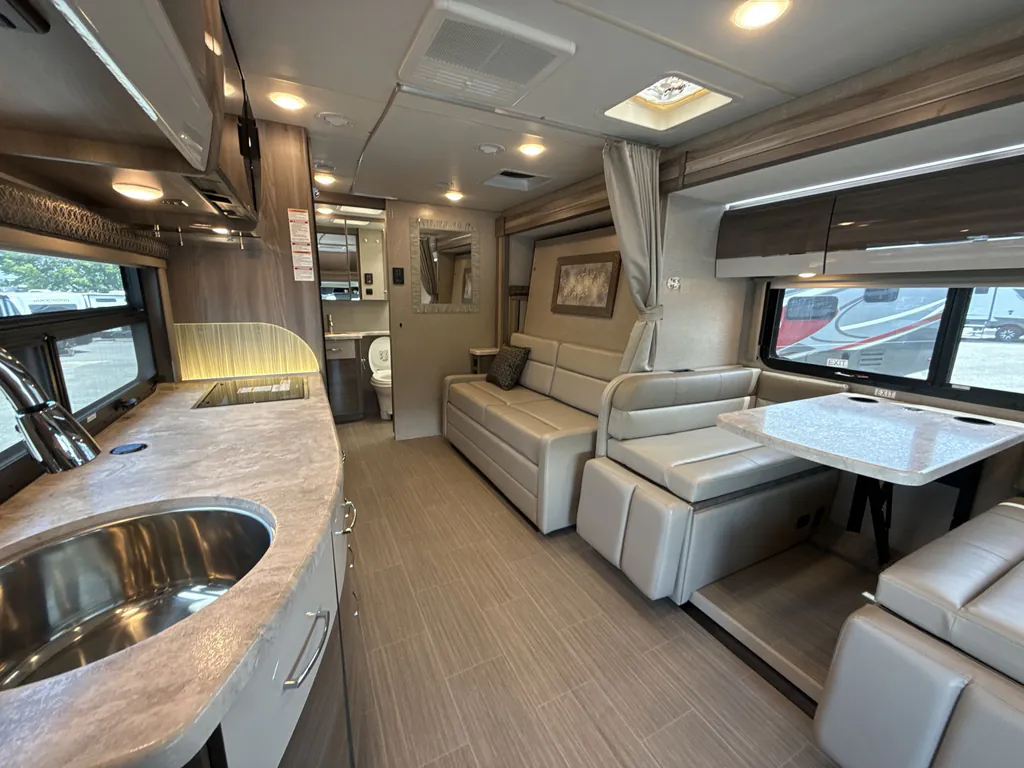 2022 Thor Motor Coach Tiburon 24FB, Photos photo 2