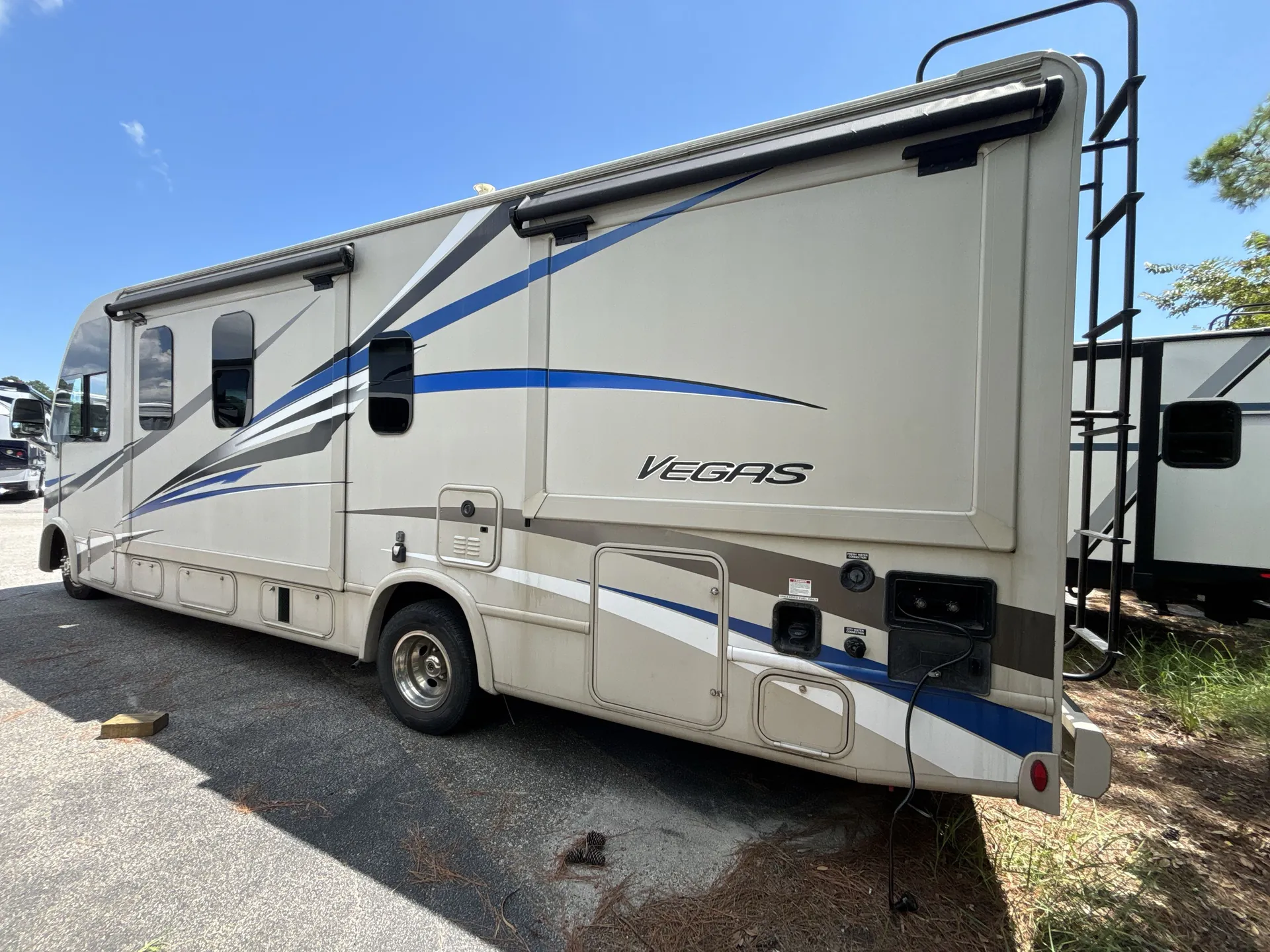 2019 Thor Motor Coach Vegas 27.7 — living area main