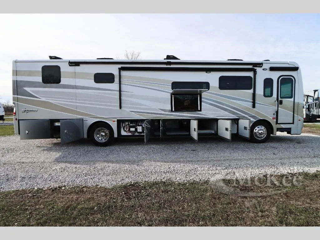 2025 Fleetwood Discovery 38W - Photo 4