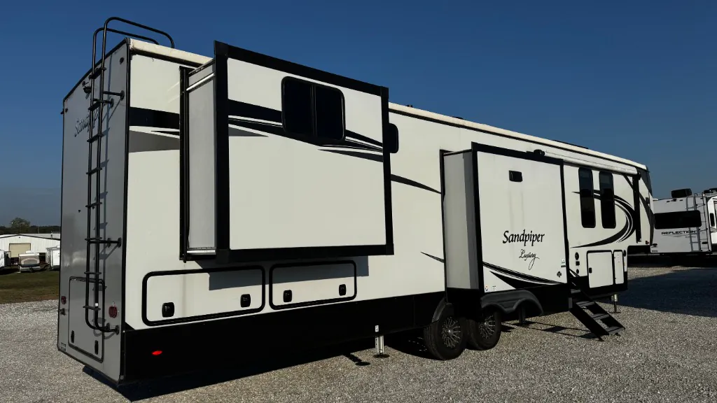 2022 Forest River Sandpiper Luxury 388BHRD — Photo 7