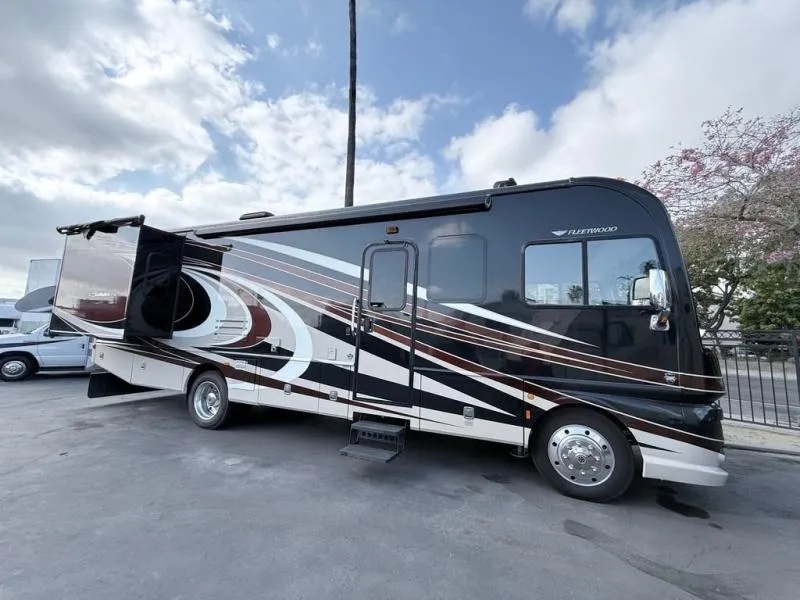 2016 Fleetwood Southwind 32VS - Photo 2