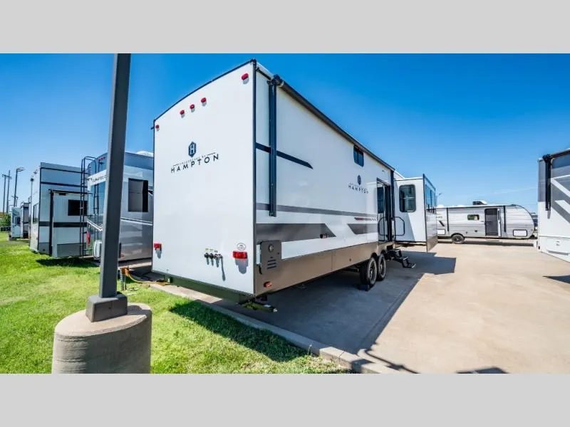 2027 CrossRoads RV Hampton 37FL - Photo 3