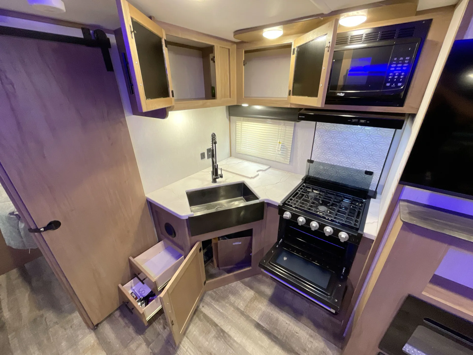 2023 Forest River Cherokee Alpha Wolf 22SW-L — fridge