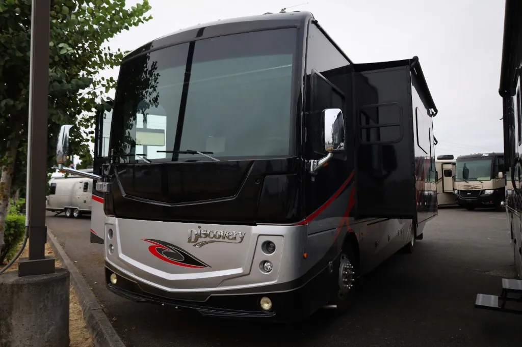 2020 Fleetwood Discovery 38F - Photo 2