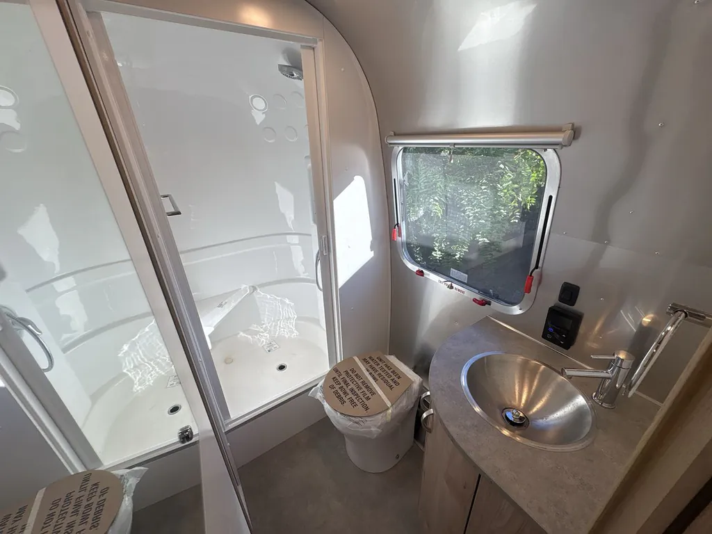 2026 Airstream Flying Cloud 30FB Office, Photos photo 7