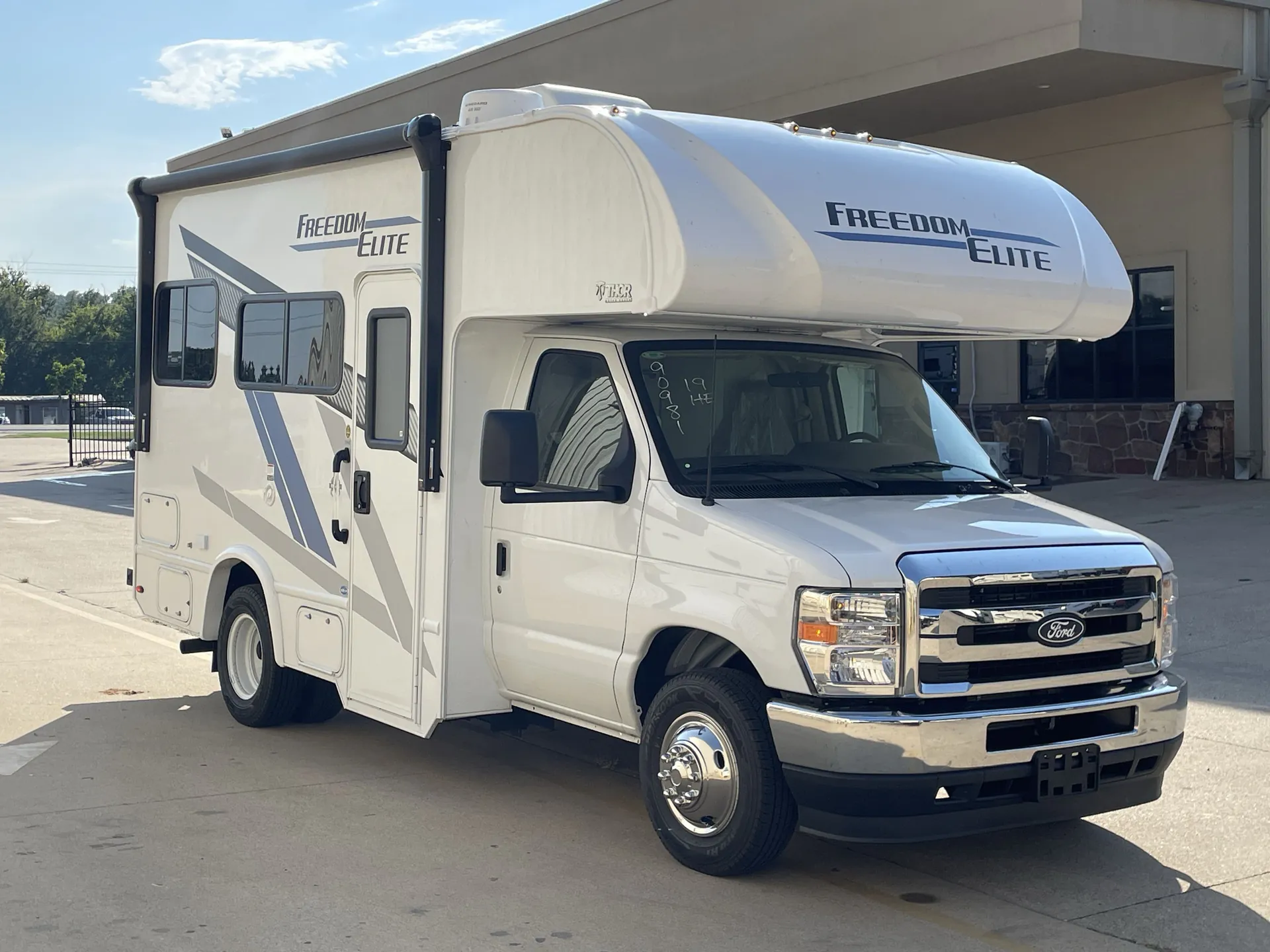 2026 Thor Motor Coach Freedom Elite 19HE - Photo 2