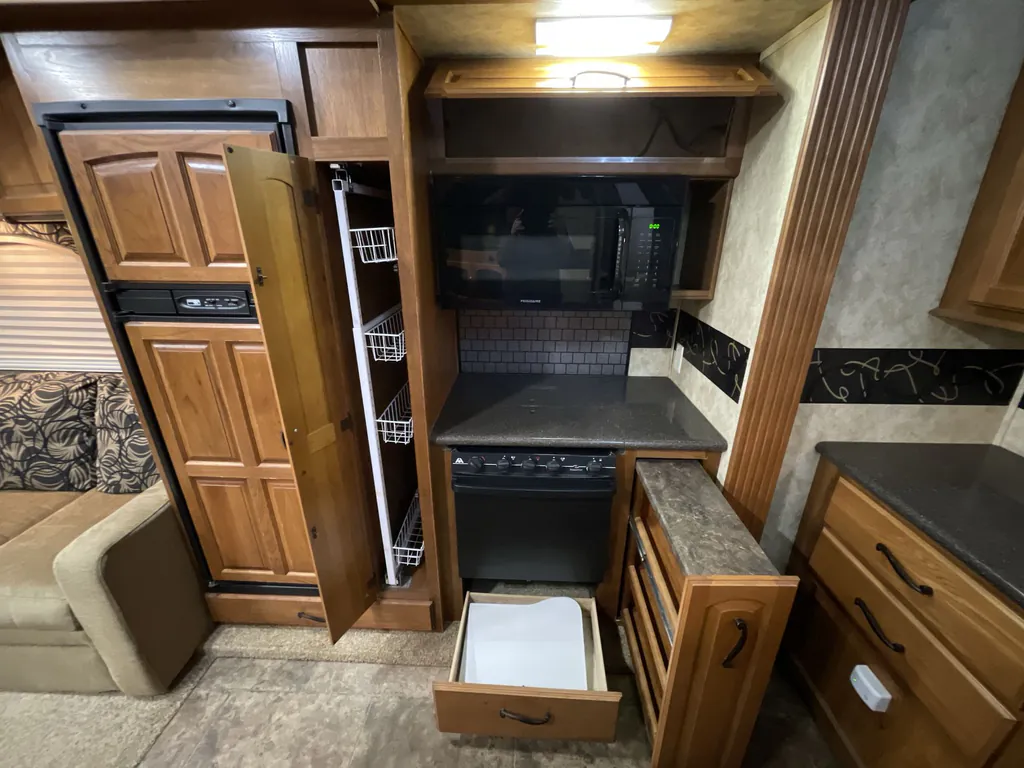 2013 Keystone Montana 3100RL, Photos photo 8