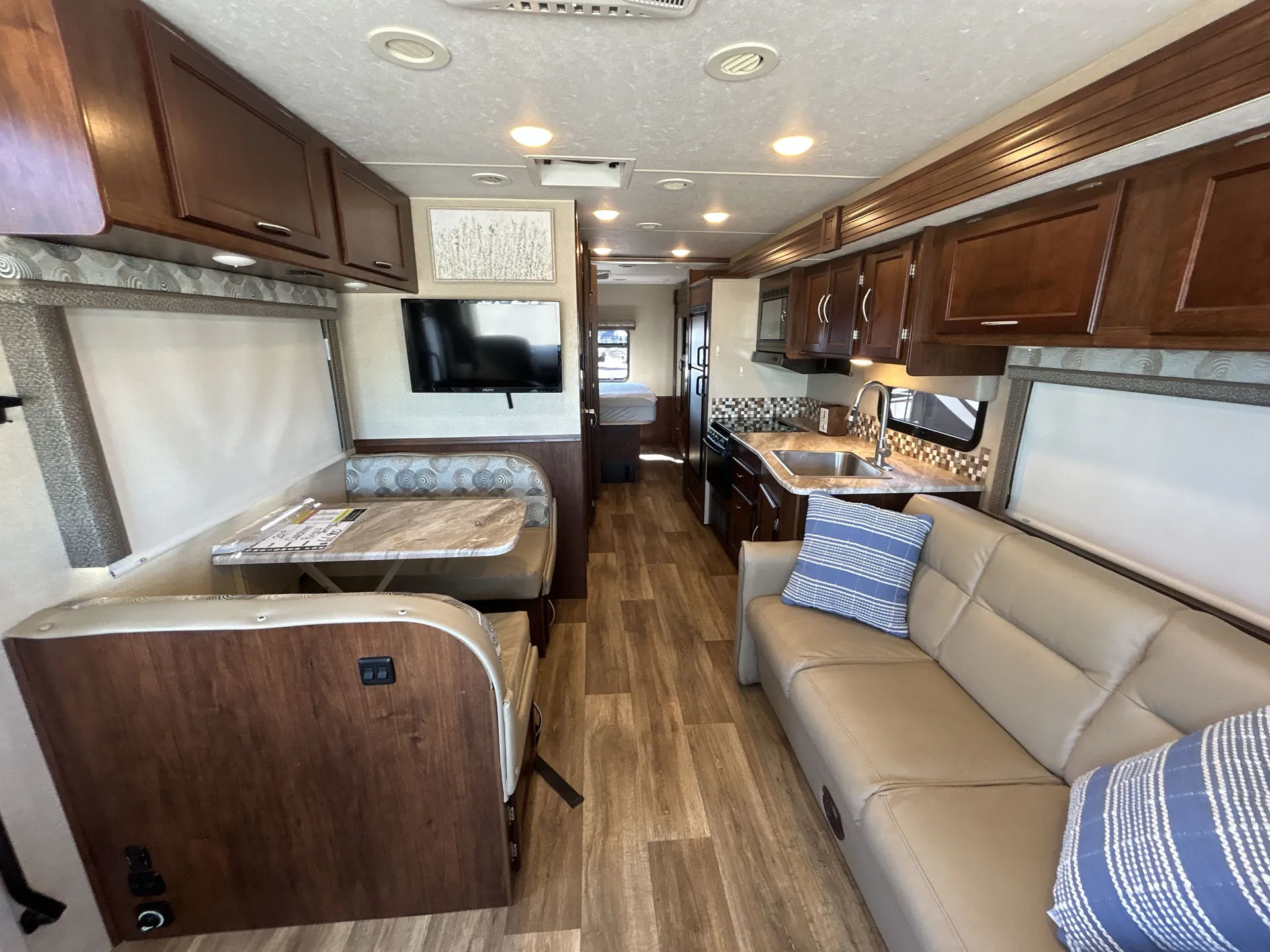 2019 Coachmen Pursuit 29SS — living area main