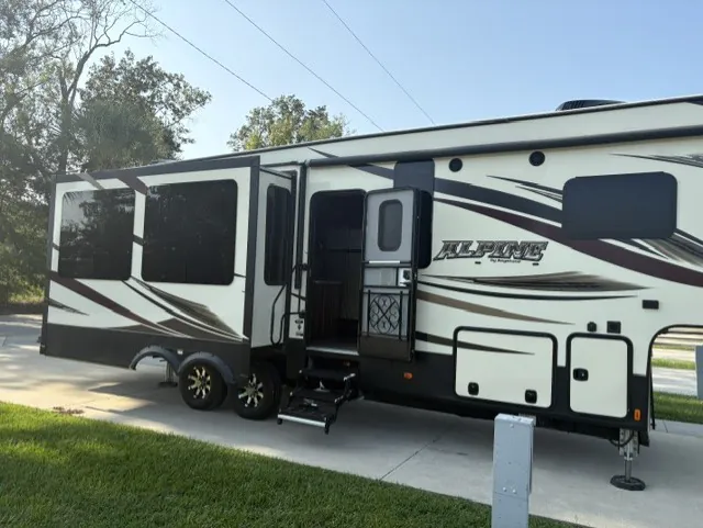 2017 Keystone Alpine 3400RS - Photo 4