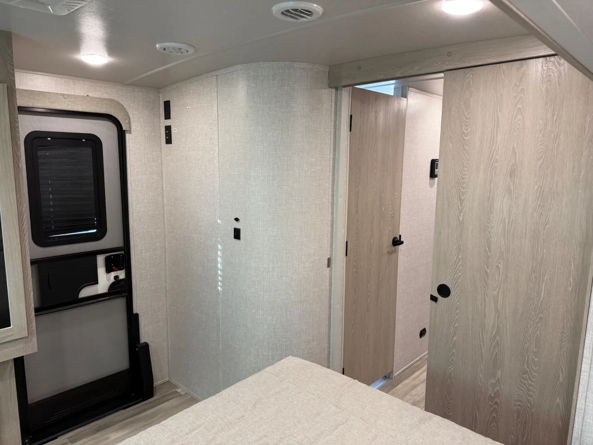 2022 Forest River Rockwood Ultra Lite 2614BS — Photo 7