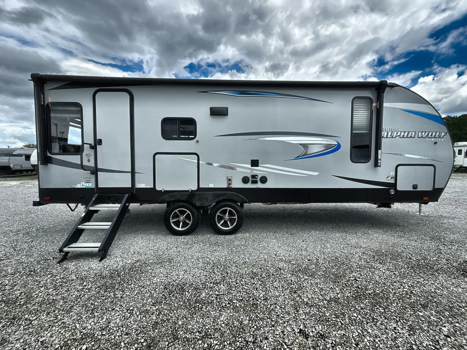 2021 Forest River Cherokee Alpha Wolf 23RD-L — campside
