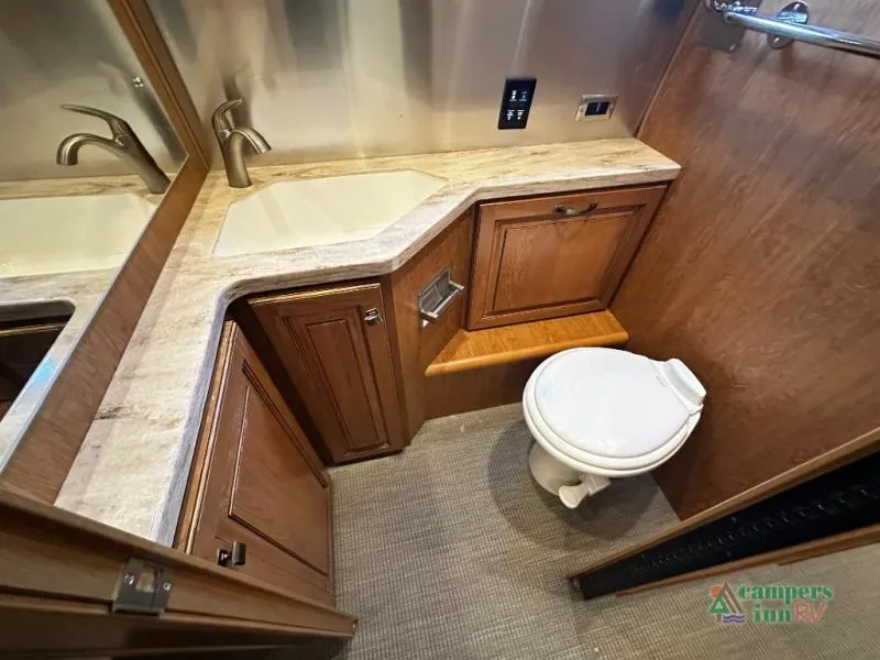 2017 Airstream Classic 30FQB - Photo 2