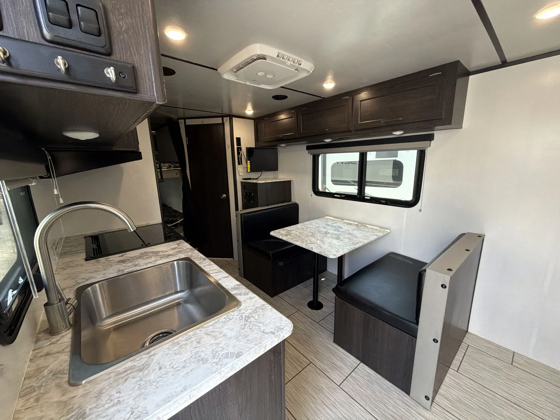 2023 Genesis Supreme Sea Breeze 24BH - Photo 3