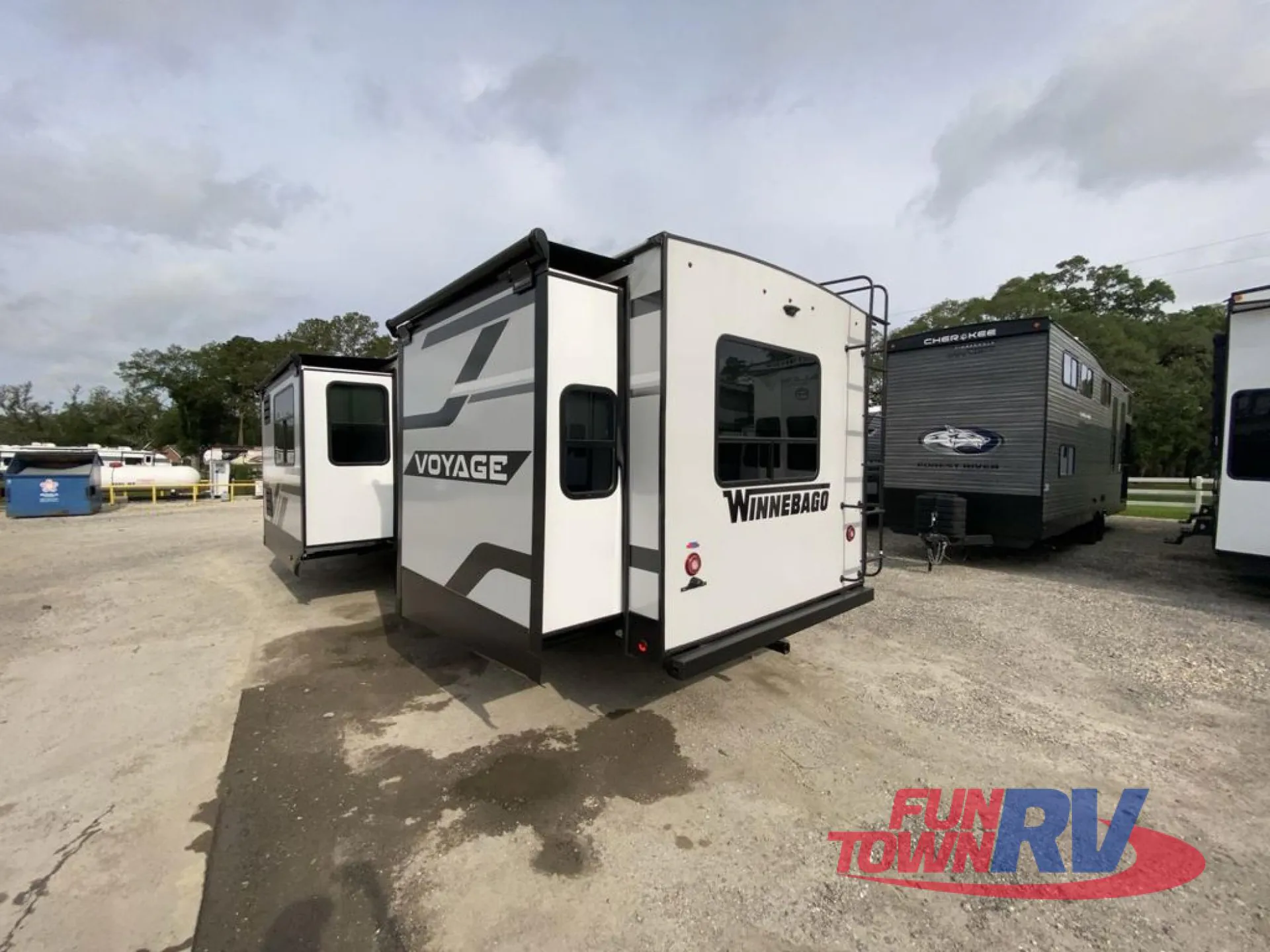 2025 Winnebago Voyage 3235FK - Photo 4