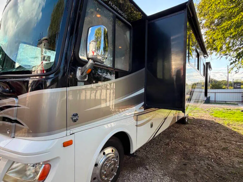2015 Fleetwood Bounder 36H - Photo 4