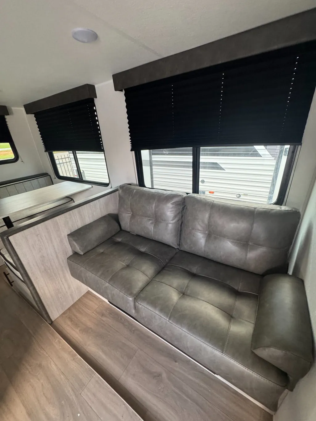 2027 East to West Della Terra 280BH, Photos photo 8