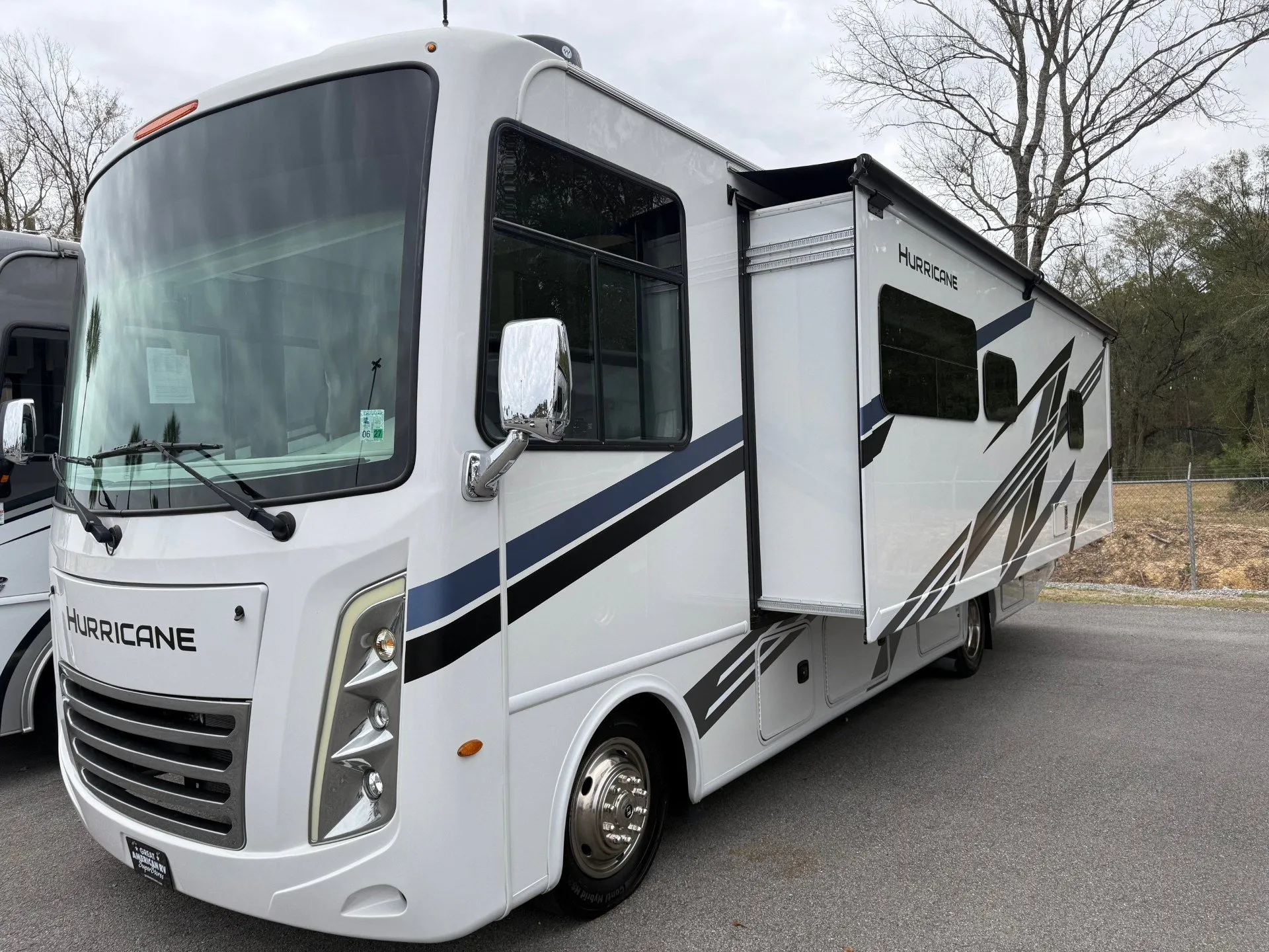 2025 Thor Motor Coach Hurricane 29M - Photo 3