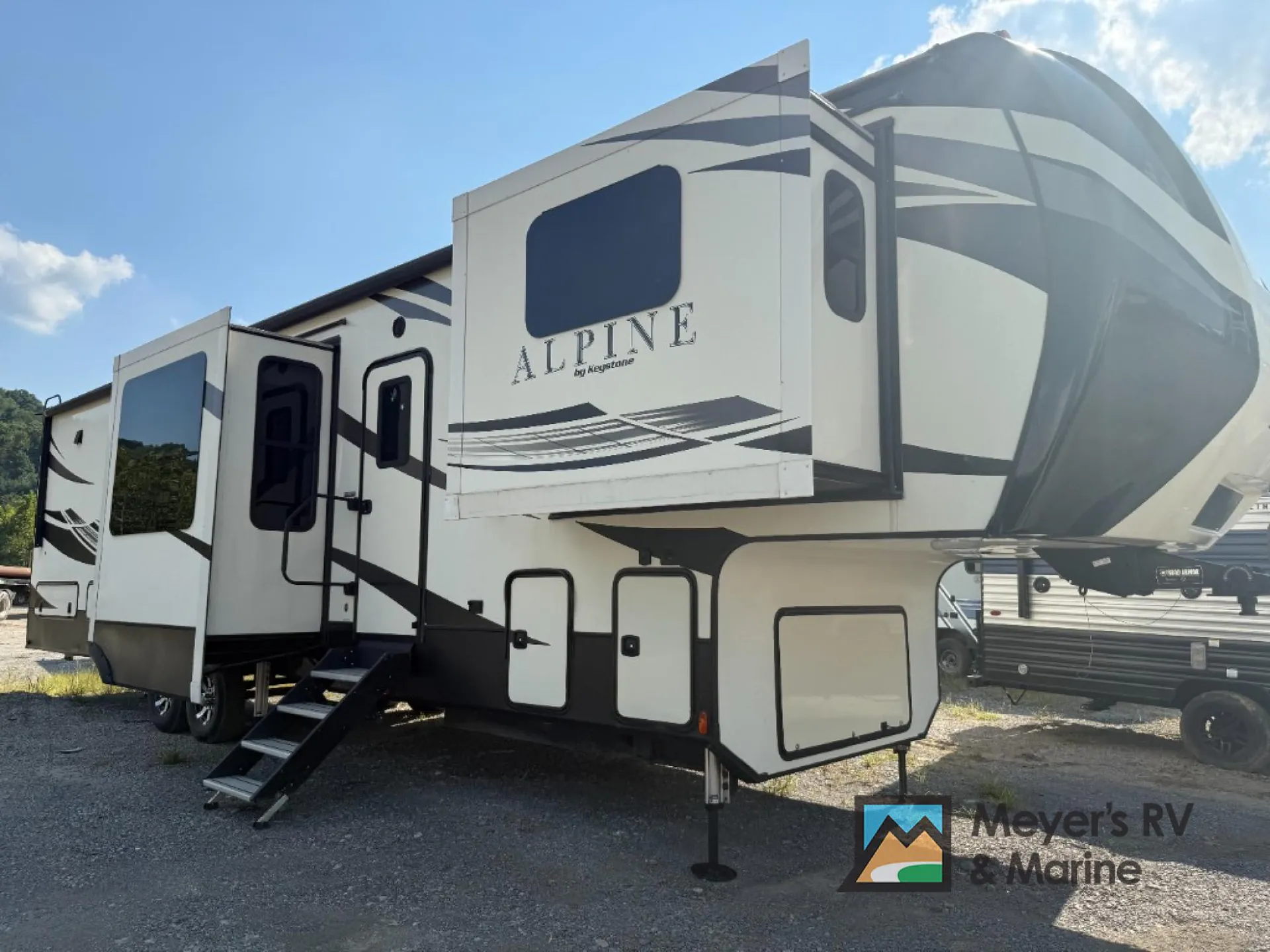 2019 Keystone Alpine 3701FL - Photo 2