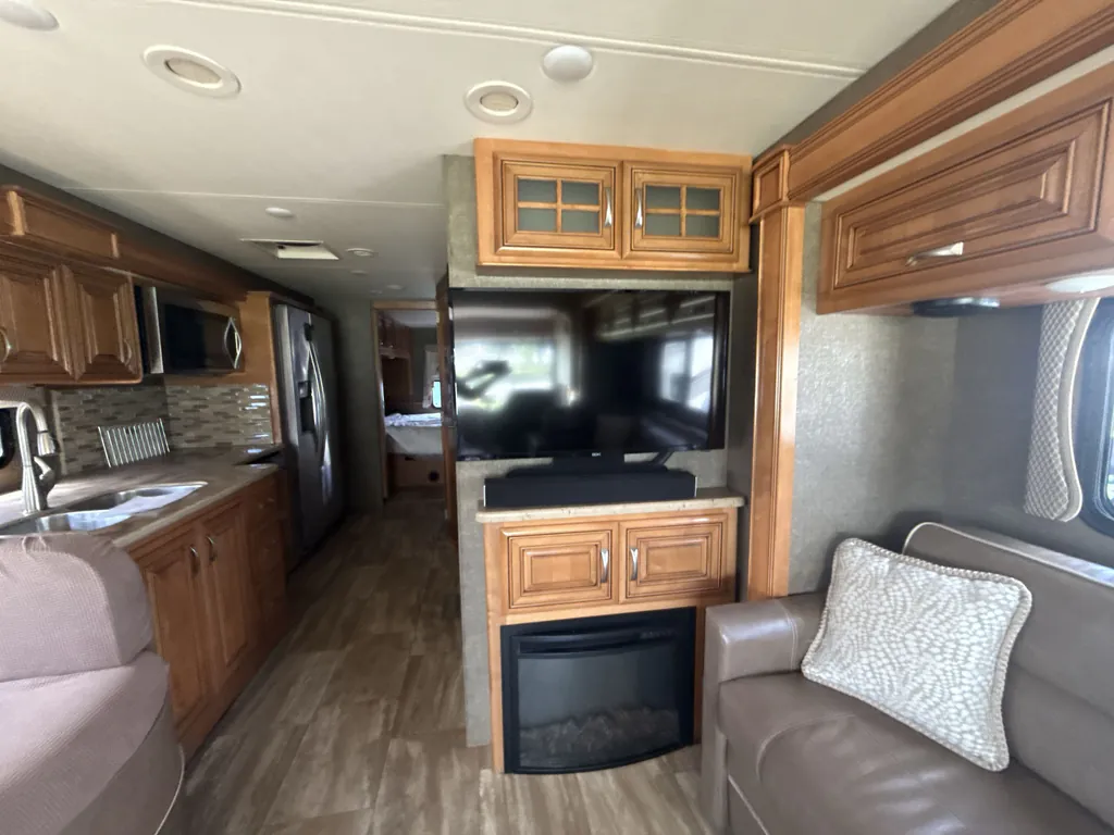 2017 Thor Motor Coach Challenger 37YT, Photos photo 14