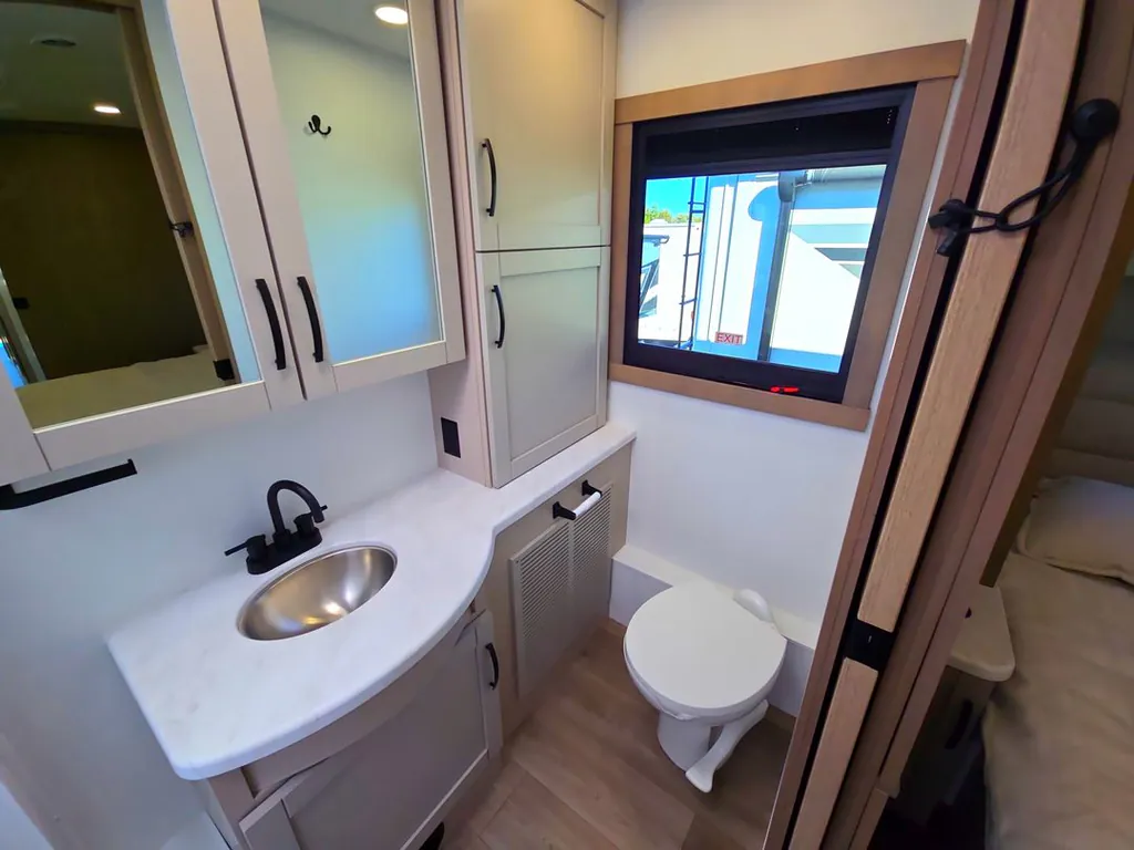 2027 Entegra Coach Vision XL 36C, Photos photo 21