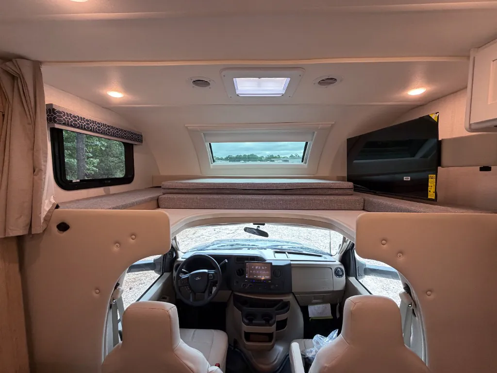2027 Thor Motor Coach Quantum HS31, Photos photo 16