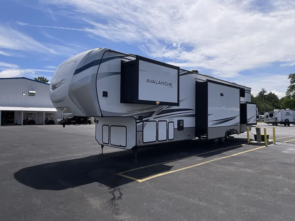 2023 Keystone Avalanche 390DS, Photos photo 4